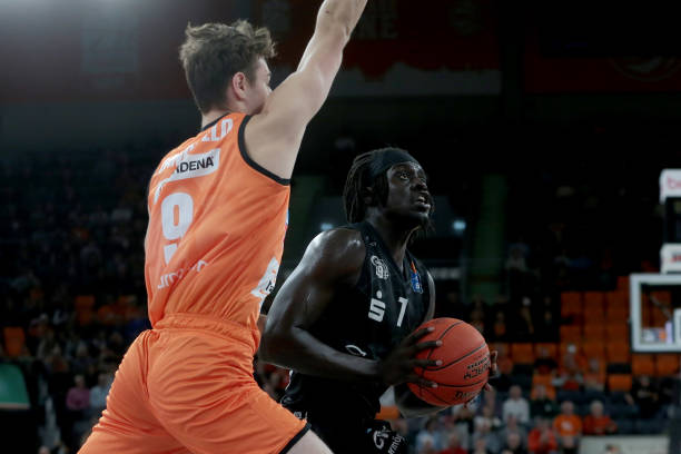 然豪强林立 然豪强林立