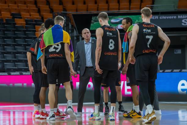 期待一个更 期待一个更